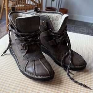 Clarks Brown Grayish Ankle Boots with Cozy Lining Sherpa 8.5